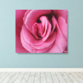Rose Queen Romance Stretched Canvas Print (Insitu (Houten vloer))
