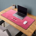 Rose rose magenta Géométrique Maillage Motif monog<br><div class="desc">Monogramme Personnalisez avec votre initiale et votre nom personnalisés. Tapis de bureau cool unique pour son bureau,  sa chambre,  son travail,  sa salle de jeux.. Motif de maillage géométrique rose rose magenta. Design moderne subtil Elégant et cool Triangle dégradé géométrique maillé.</div>