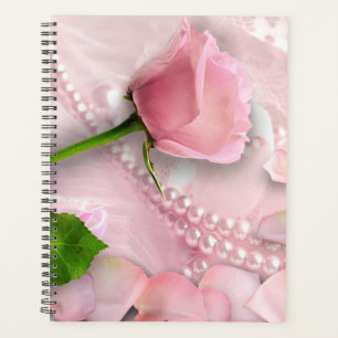 Rose rose, pétales et perles