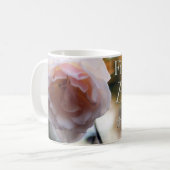 Rose rose recherchent la beauté dans la tasse (Devant gauche)
