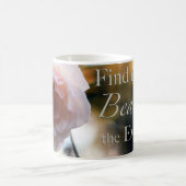 Rose rose recherchent la beauté dans la tasse (Centre)