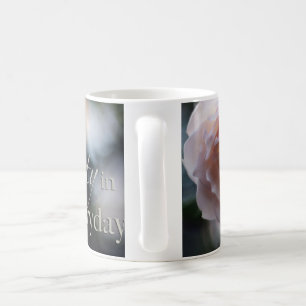 Rose rose recherchent la beauté dans la tasse