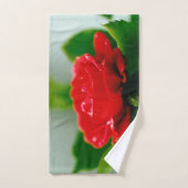 Rose rouge de passion couverte de gouttes de rosée (Serviette à main)