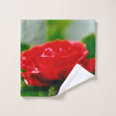 Rose rouge de passion couverte de gouttes de rosée (Gant de toilette)