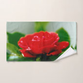 Rose rouge de passion couverte de gouttes de rosée (Serviette à main)