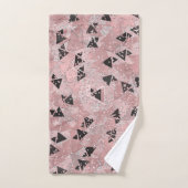 Rose Rouge Gênée Motif Triangles Or et Noir (Serviette à main)