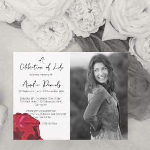 Rose rouge sur carte de célébration de la vie blan