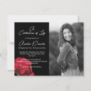 Rose rouge sur carte de célébration de la vie noir