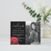 Rose rouge sur la carte Black Celebration of Life (Debout devant)