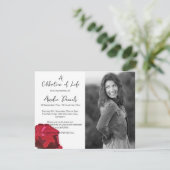 Rose rouge sur la carte de célébration blanche de  (Debout devant)