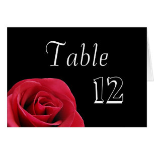 Rose rouge sur les cartes noires des numéros de ta