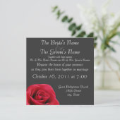rose rouge sur les invitations à un mariage gris (Debout devant)