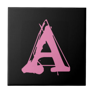 Rose sur carreaux de lettres noires