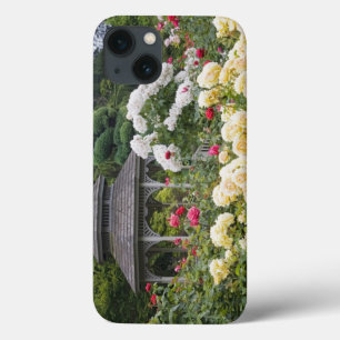 Rosen in bloei en prieel rozentuin bij de iPhone 13 hoesje