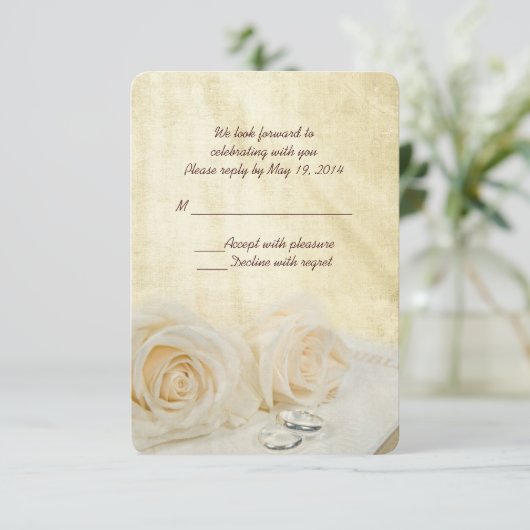Roses blanches avec anneaux RSVP (Debout devant)
