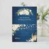 Roses blanches Carte de table Mariage en bois bleu (Debout devant)