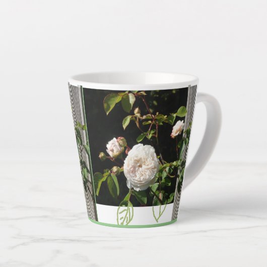 Roses blanches Design Latte Mug (Angle droit)