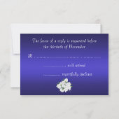 Roses blanches luxueuses et carte RSVP bleu foncé (Dos)
