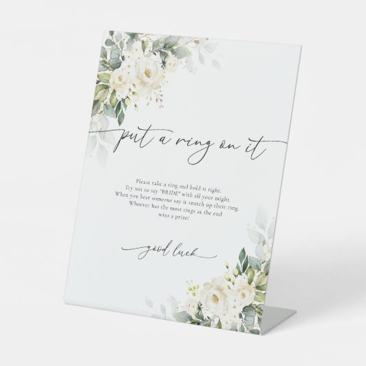 Roses Blanches Placent Une Bague Sur Le Panneau (Recto)