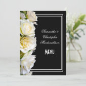 Roses blanches sur le menu mariage floral noir (Debout devant)