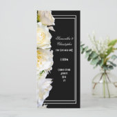 Roses blanches sur le programme de mariage de l'ég (Debout devant)