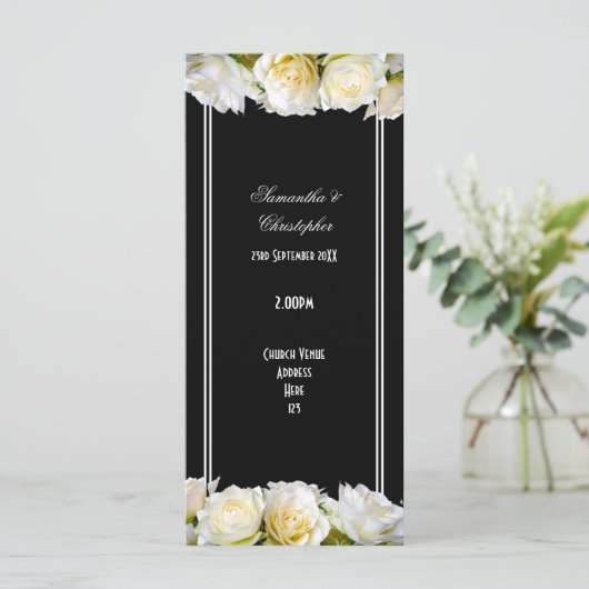 Roses blanches sur le programme de mariage de l'ég (Debout devant)