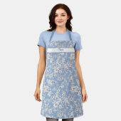 Roses blanches vintage sur tablier bleu brise (Porté)