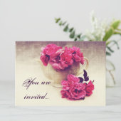 roses de thé dans une théière - invitation de fête (Debout devant)