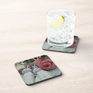 Roses et dessous de verre de glands