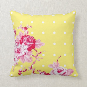 Roses roses sur le coussin jaune