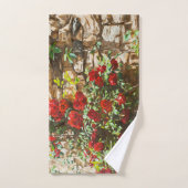 Roses rouges contre un mur de pierre (Serviette à main)