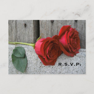 Roses rouges & Grange Mariage en bois RSVP