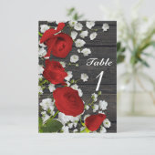 Roses Rouges & Gypsophile sur un Numéro de Table e (Debout devant)