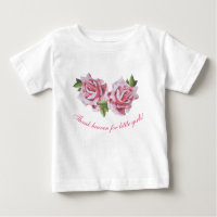 Roses sculpturaux sur le T-shirt d'un enfant