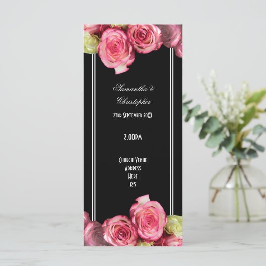 Roses sur le programme de mariage d'église noire (Debout devant)