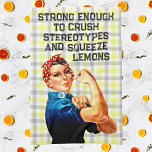 Rosie Riveter Inspirée Serviette pour écraser les<br><div class="desc">Faites l'expérience de votre cuisine avec notre serviette de cuisine inspirée de Rosie Riveter, conçue pour écraser les stéréotypes tout en serrant des citrons et en conquérant les défis culinaires. Doté d'une femme audacieuse qui fait étalage de ses muscles, cette serviette n'est pas seulement destinée à essuyer les déversements ;...</div>