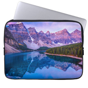 Rosy wolken voor zonsopgang bij het Morainmeer Laptop Sleeve