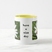 Rot-schwarzer Käfer auf weisser Margerite, Tasse (Centre)