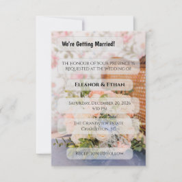 Rotanstoel met perzik- en blauwe bloemenboeket in kaart