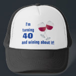 Rotation de 40 avec le casquette en verre de vin<br><div class="desc">" Je tourne 40 et wining à son sujet" est le verbage sur ce casquette. Le graphique est deux verres de vin rouge.  Ce casquette peut être customisé pour avoir le nom d'une personne et l'âge peut être changé pour adapter votre besoin.</div>