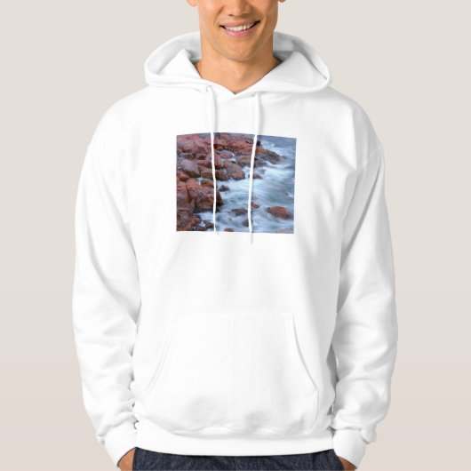 Rotsachtige kustlijn met water, Canada Hoodie (Voorkant)