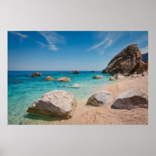 Rotsen op Cala Mariolu-strand op Sardinië, Italië Poster