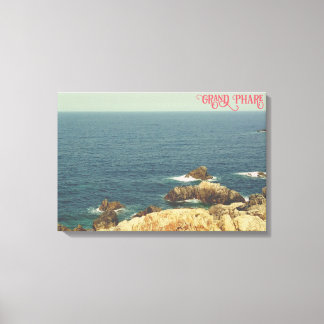 Rotst kuststrand van de Grand Phare van Jijel Canvas Afdruk