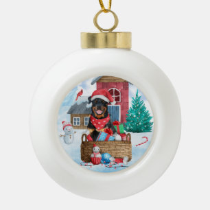 Rottweiler Dog in sneeuwkersthondenhuis Keramische Bal Ornament