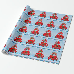Rottweiler-hond in auto met kerstman cadeaupapier