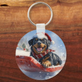 Rottweiler Hond in Sledge Laat het Sneeuw Kerstmis Sleutelhanger (Voorkant)