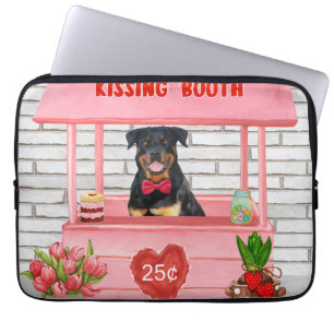 Rottweiler-hond zoent in de kissing booth op Valen Laptop Sleeve