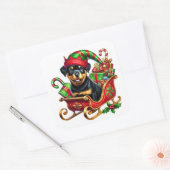 Rottweiler in kerstslee gevuld met cadeaus vierkante sticker (Envelop)