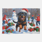 Rottweiler loopt in de sneeuw met kerst Pet Theedoek (Horizontaal)