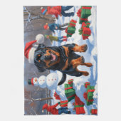 Rottweiler loopt in de sneeuw met kerst Pet Theedoek (Verticaal)